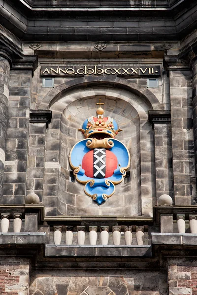 Herb Amsterdamu na wieży westerkerk — Zdjęcie stockowe