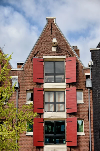 บ้านเก่าในอัมสเตอร์ดัมกับเกเบิ้ลสามเหลี่ยม — ภาพถ่ายสต็อก