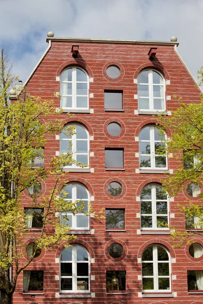 Casa con ventanas arqueadas y redondas en Amsterdam —  Fotos de Stock