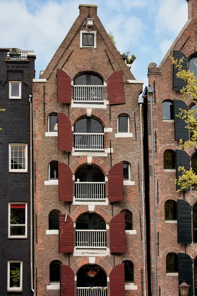 在阿姆斯特丹的旧公寓楼。 — 图库照片