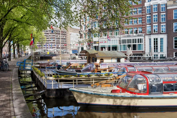 Canal cruise båtarna i amsterdam — Stockfoto