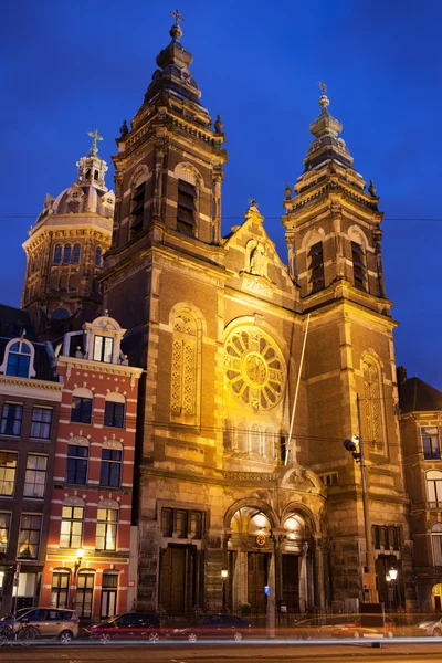Iglesia de San Nicolás de noche en Ámsterdam — Foto de Stock