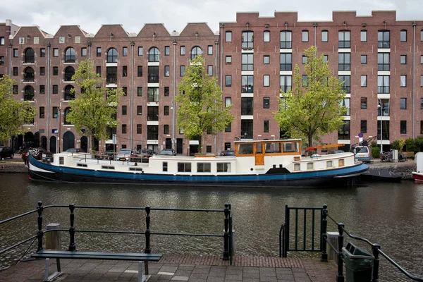 Квартирные дома на Entrepotdok в Амстердаме — стоковое фото