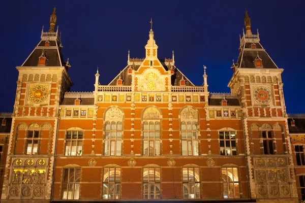 Estación central de tren de Ámsterdam por la noche — Foto de Stock