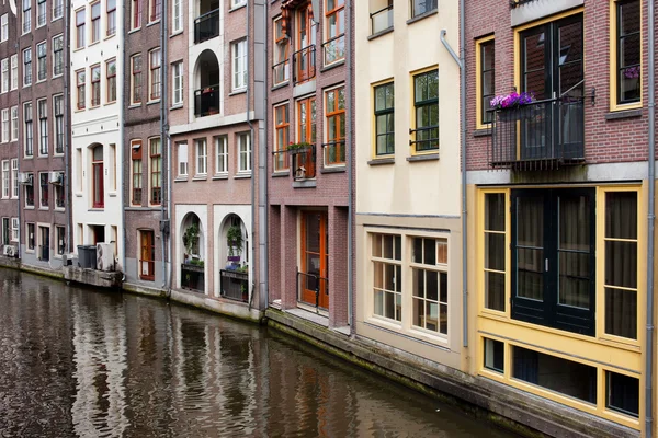 Case sul canale ad Amsterdam — Foto Stock