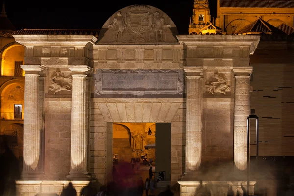 Puerta del puente på natten i cordoba — Stockfoto