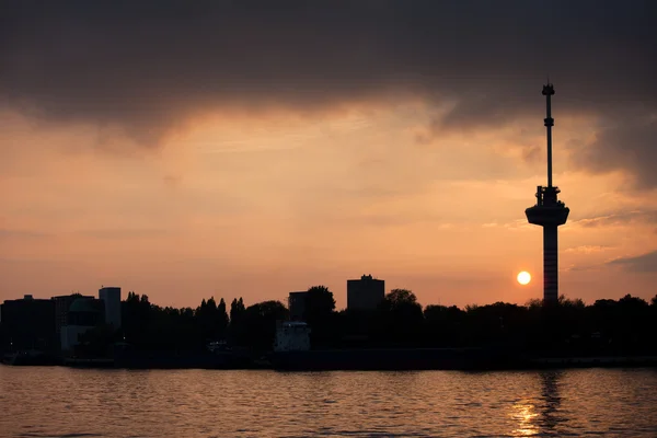 Euromast věž při západu slunce v Rotterdamu — Stock fotografie
