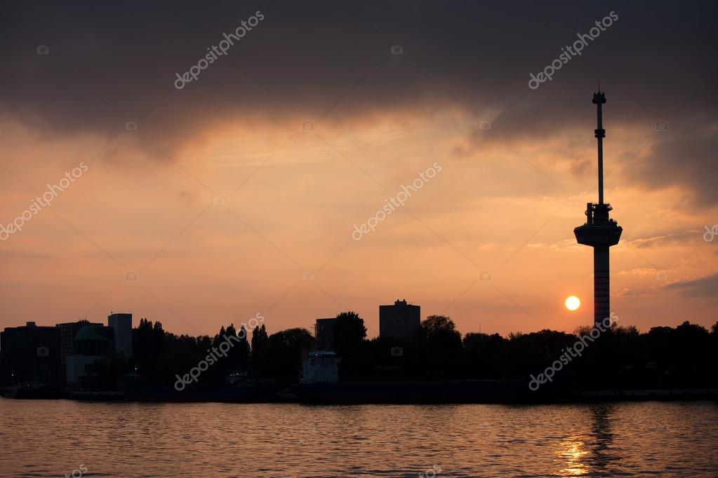 Tour Euromast Au Coucher Du Soleil à Rotterdam