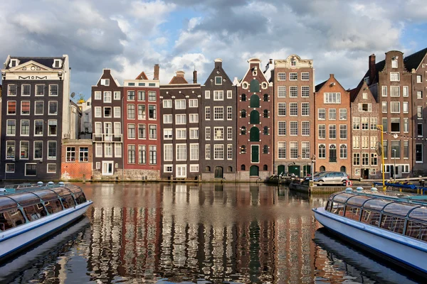 Ciudad de Amsterdam al atardecer en Holanda — Foto de Stock