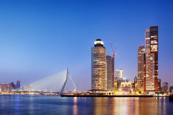 Skyline van de stad rotterdam in de avond Stockfoto