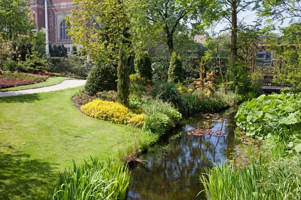 Giardino del Palazzo della Pace a Den Haag — Foto Stock