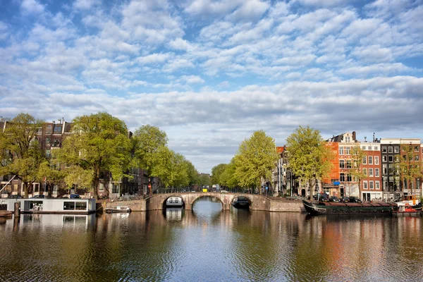 Widok na rzekę z Amsterdamu w Holandii — Zdjęcie stockowe