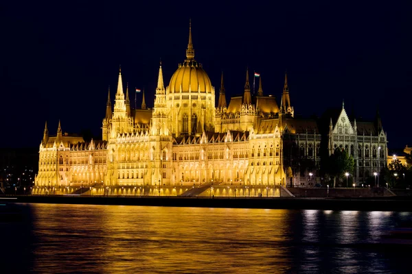 Edificio del Parlamento húngaro por la noche —  Fotos de Stock