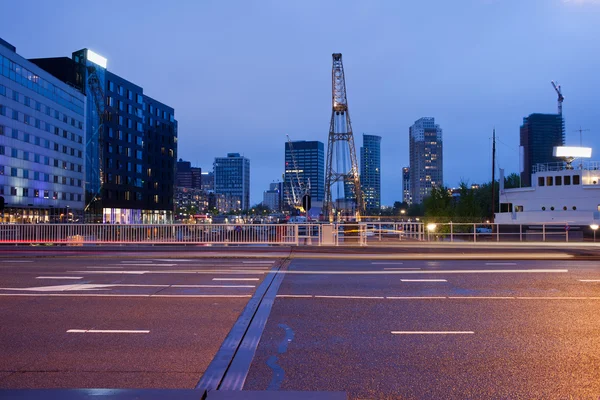 Schiedamsedijk ulice v noci v Rotterdamu — Stock fotografie