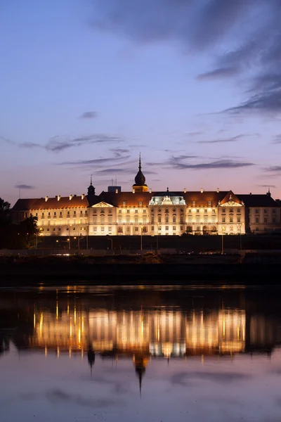 Королівський замок і Вісла річки в сутінки у Варшаві — стокове фото