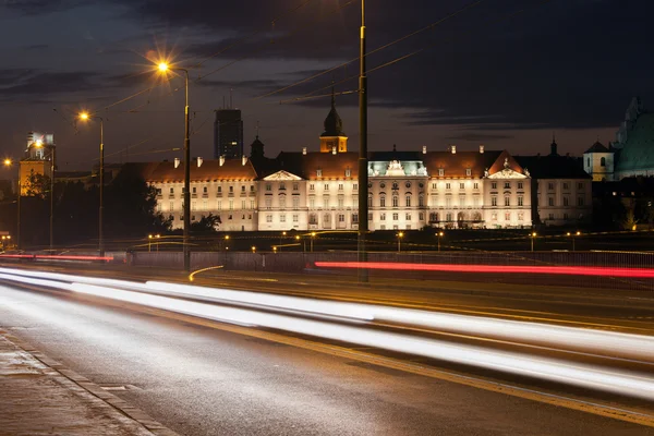 Ulica widok zamku królewskiego w nocy w Warszawie — Zdjęcie stockowe