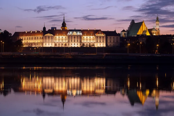 Königsschloss und Weichselfluss in der Dämmerung in Warschau — Stockfoto