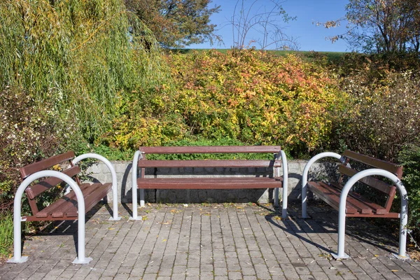 Drie banken in een park — Stockfoto