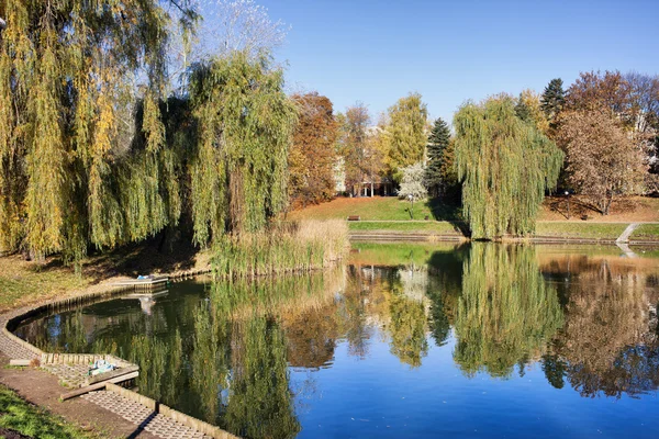 Moczydlo park i Warszawa — Stockfoto