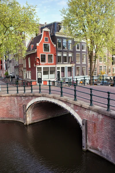 Kanal Köprüsü ve amsterdam evleri — Stok fotoğraf