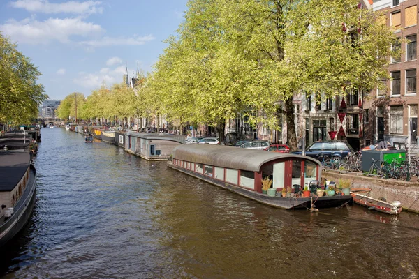 Casas flotantes en un canal en Amsterdam — Foto de Stock