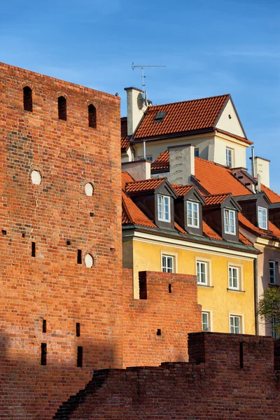 Дома и стены Старого города в Варшаве — стоковое фото