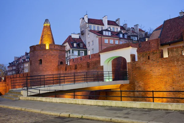 Gamla stan i Warszawa befästningen på kvällen — Stockfoto