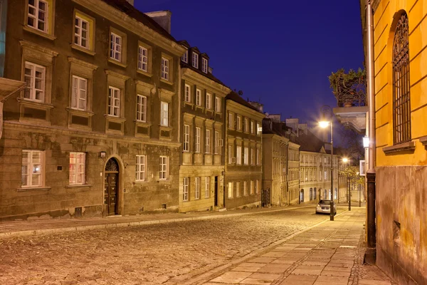 Nové město, ulice a domy v noci ve Varšavě — Stock fotografie