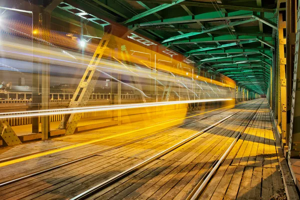 Puente de armadura de acero con Tram Light Trail — Foto de Stock