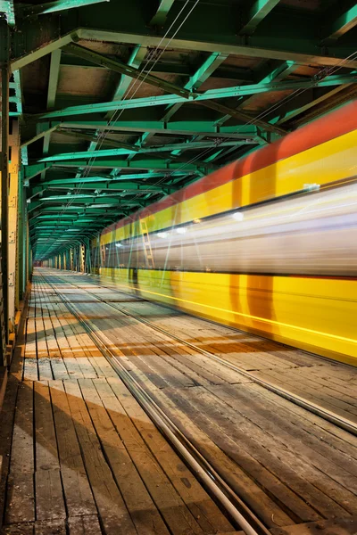 Trilha de luz de bonde abstrata em uma ponte — Fotografia de Stock