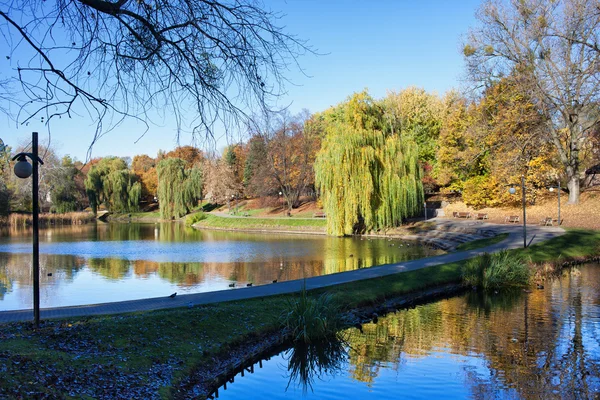 Jesień park miejski w Warszawie — Zdjęcie stockowe