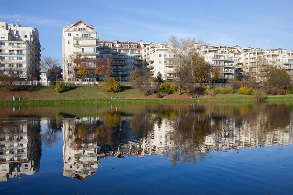 Apartament dom nad jeziorem w Warszawie — Zdjęcie stockowe