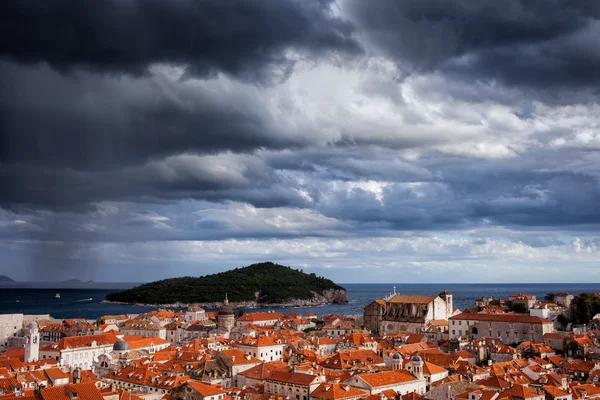 Nuvole sopra Dubrovnik e l'isola di Lokrum — Foto Stock