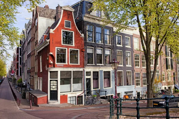 Nederlandse stijl traditionele huizen in amsterdam — Stockfoto