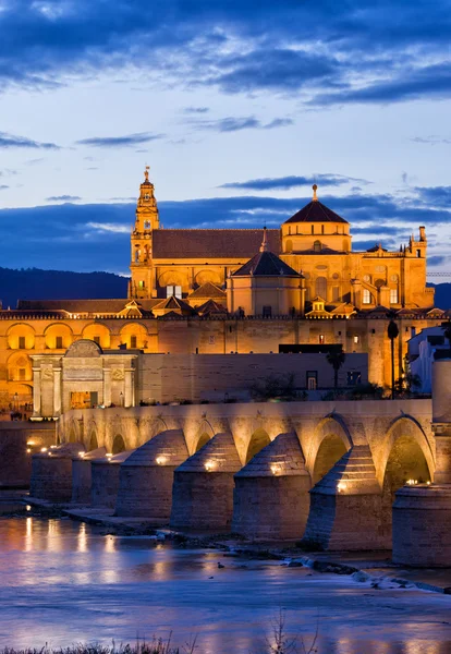 Puente romano i mezquita w zmierzchu w Kordoba — Zdjęcie stockowe