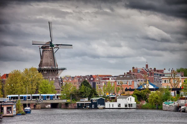 Gooyer väderkvarn i staden amsterdam — Stockfoto