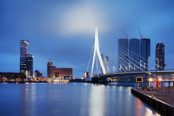 Miasta w Rotterdamie w nocy — Zdjęcie stockowe