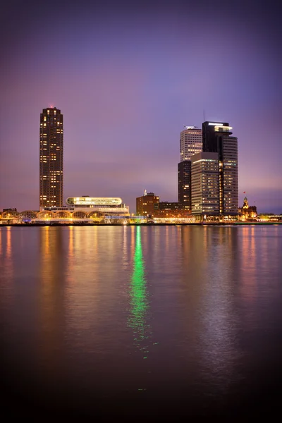 Uitzicht op de rivier van rotterdam centrum van de stad bij nacht — Stockfoto