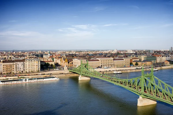 Liberty bridge en Boedapest stadsgezicht — Stockfoto