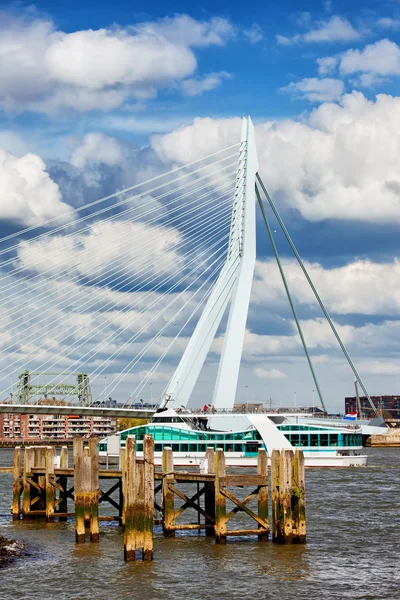 Río Muelle y puente en Rotterdam — Foto de Stock