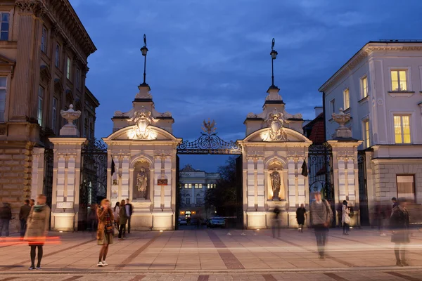 Porten till universitetet i Warszawa på natten — Stockfoto