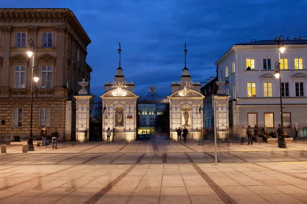 Ворота Варшавского университета ночью — стоковое фото
