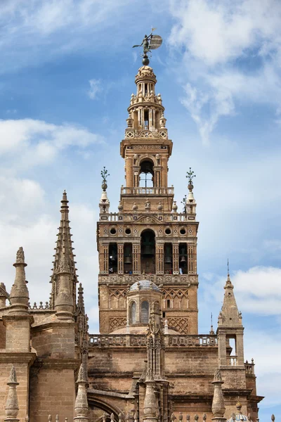 Le clocher de la Giralda de la cathédrale de Séville en Espagne — Photo