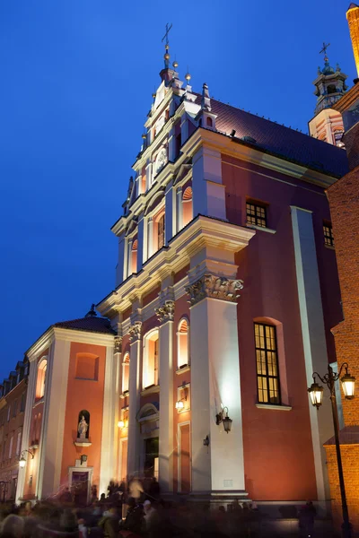 在晚上的华沙的耶稣会教堂 — 图库照片