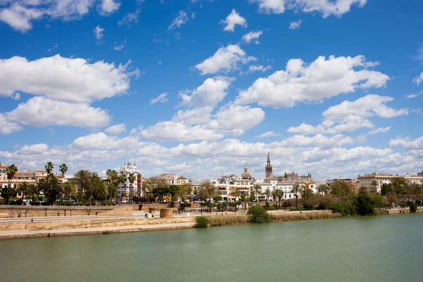 Město Sevilla a guadalquivir řeka ve Španělsku — Stock fotografie