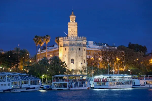 Goldener Turm von Sevilla bei Nacht — Stockfoto