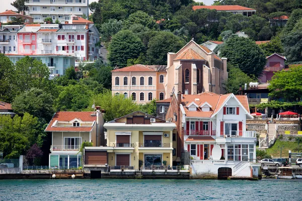 Nábřežní domy podél průlivu Bospor — Stock fotografie