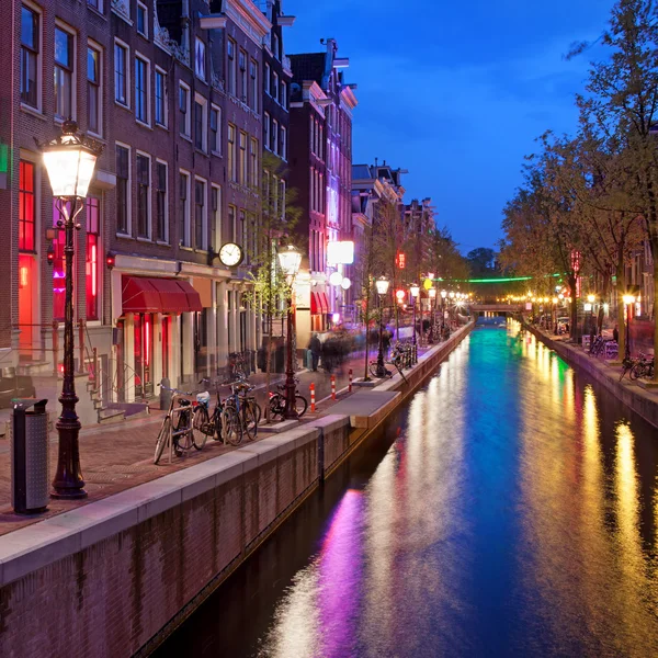 Quartiere a luci rosse nel centro storico di Amsterdam — Foto Stock