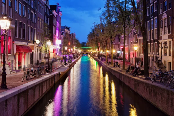 Квартал красных фонарей ночью в Амстердаме — стоковое фото