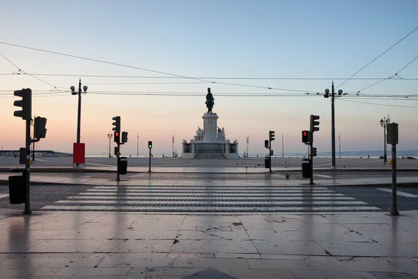 Straat oversteken naar het plein van de handel in Lissabon — Stockfoto